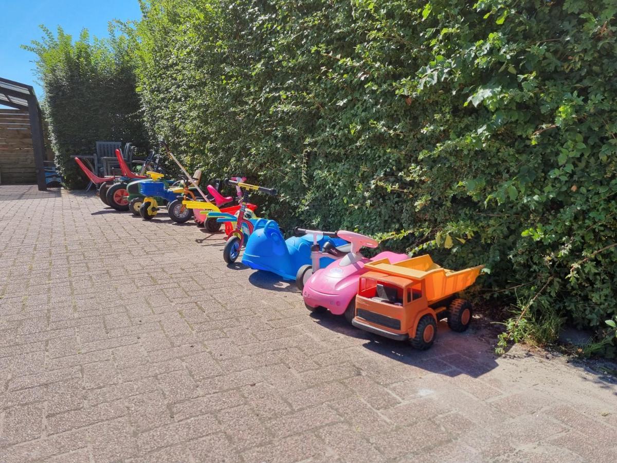 Finse Woning Op Camping De Tulpenweide Breezand Exterior foto